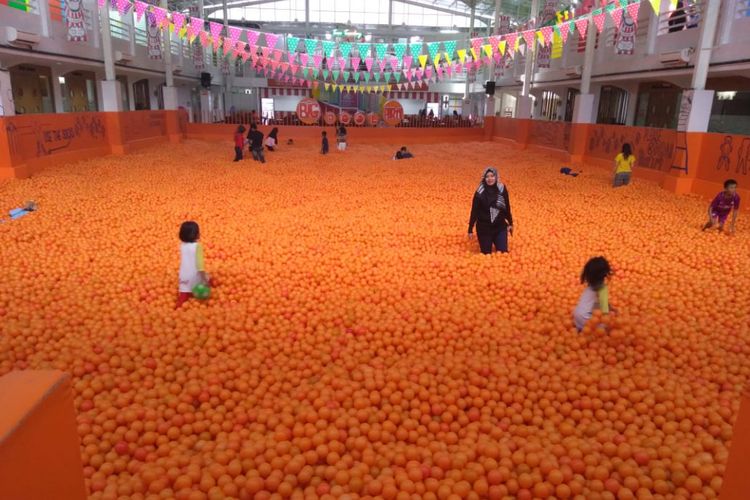 Centrum Million Balls mengklaim sebagai kolam bola terbesar di Indonesia karena memiliki luas 500 meter persegi dengan 1 juta bola berwarna orange.