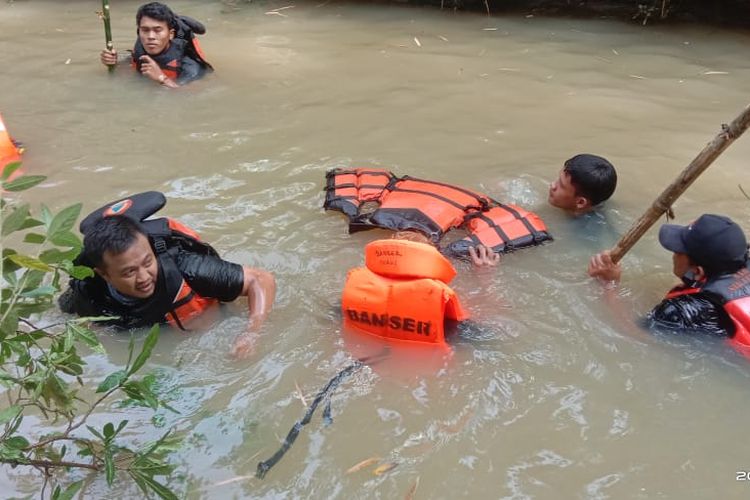 Upaya pencarian balita tenggelam di sungai di Kabupaten Ngawi. Korban terpeleset saat bermain dengan temannya di pinggir sungai.