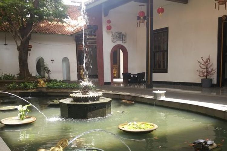 Sebuah taman air menambah kesejukan suasana di dalam gedung Candra Naya atau Rumah Mayor yang terletak di kawasan Gajah Mada, Jakarta Barat. Gedung ini sudah berusia ratusan tahun dan dulunya dimiliki seorang pengusaha China sukses, Khouw Kim An yang kemudian diangkat sebagai Mayor oleh pemerintah Hindia Belanda.