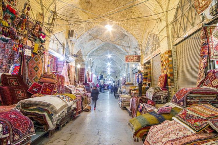 Salah satu lorong pasar atau bazar yang ada di kota Shiraz. (Shutterstock)