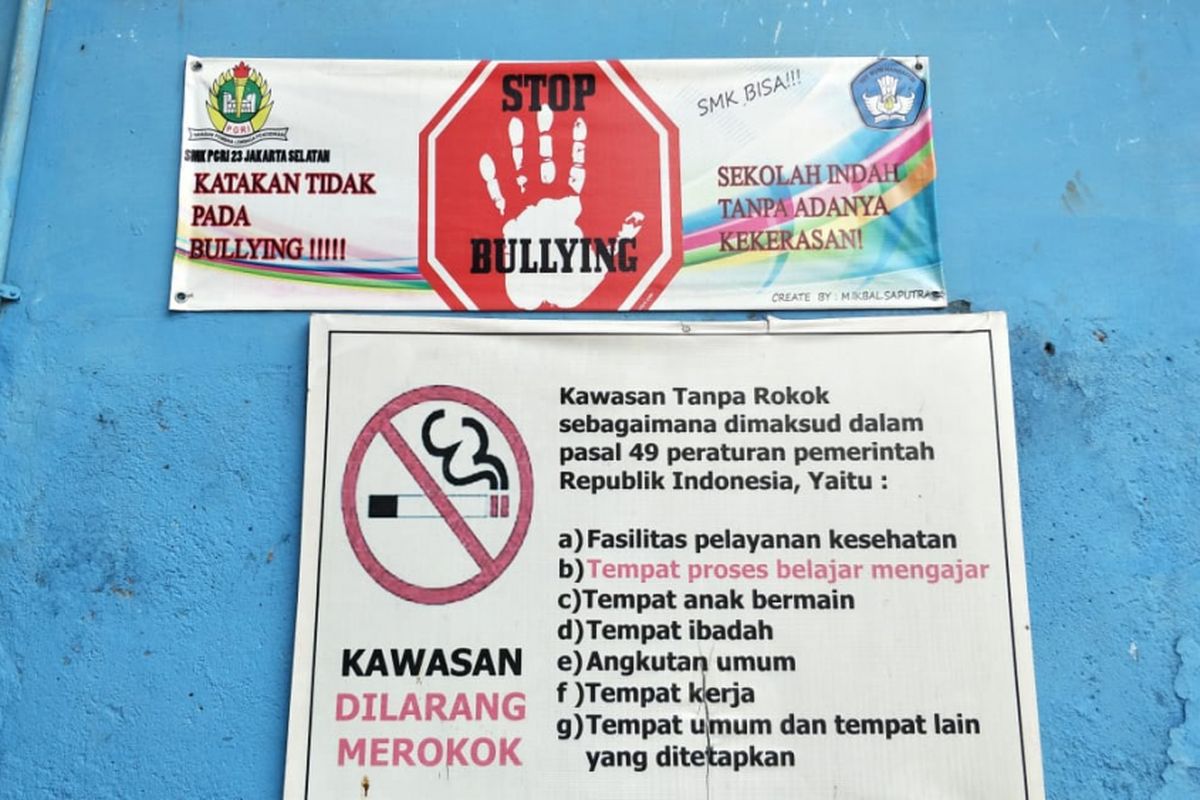 Spanduk larangan melakukan kekerasan dan perundungan (bullying) dipasang di dinding SMK PGRI 23 Jakarta di Srengseng Sawah, Jagakarsa, Jakarta Selatan. Foto diambil Jumat (24/8/2018).