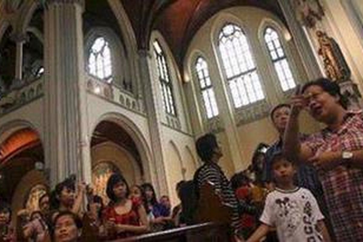 Ilustrasi : Pengunjung menyimak penjelasan dari pemandu yang memberikan penjelasan mengenai Gereja Katedral dalam open house Museum Katedral di Jalan Kathedral, Jakarta Pusat, Minggu (16/5/2010).