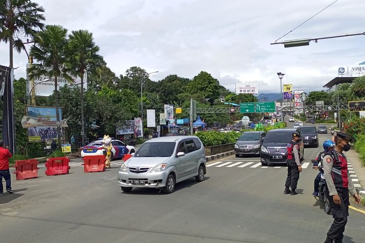 Petugas gabungan melakukan pola rekayasa lalu lintas one way atau satu arah ke bawah di Simpang Gadog, Ciawi, Kabupaten Bogor, Jawa Barat, Senin (28/2/2022).