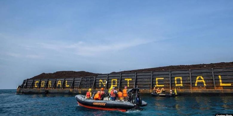 Aktivis Greenpeace menulis Coral not Coal di lambung tongkang batubara di Karimunjawa, sebagai ilustrasi. (Foto: Greenpeace Indonesia)