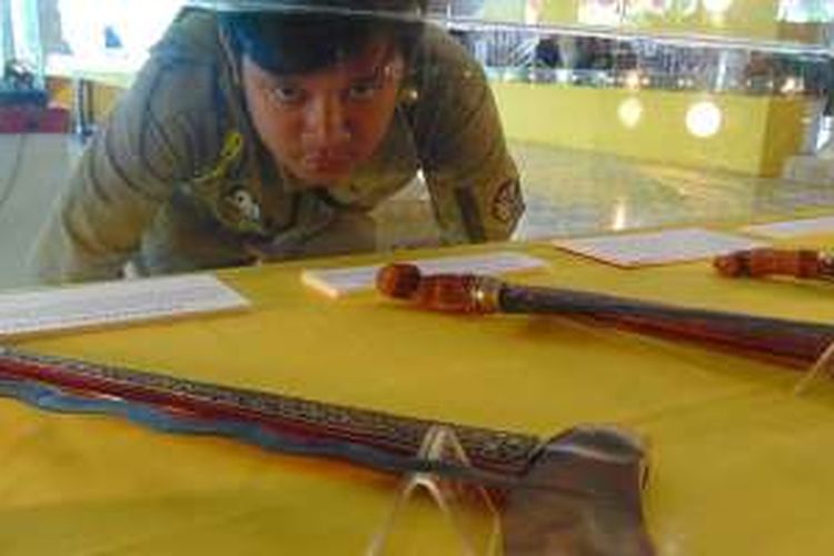 Puluhan keris pusaka peninggalan Raden Aria Wiralodra, pendiri Indramayu, yang berusia ratusan tahun dipamerkan di Pendopo Kabupaten Indramayu, Jawa Barat, Rabu (5/10/2016). Pameran ini dalam rangka memperingati hari jadi ke-489 Indramayu.  