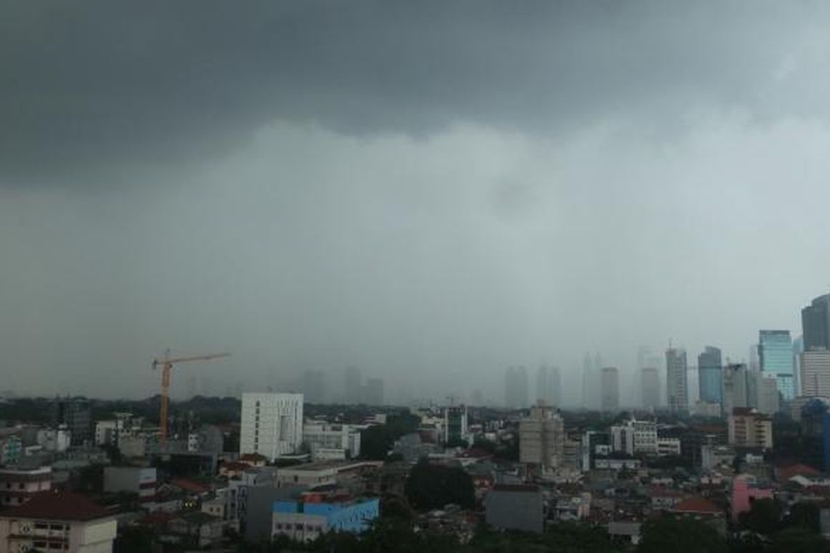 Ilustrasi: cuaca mendung yang menyelimuti Jakarta.