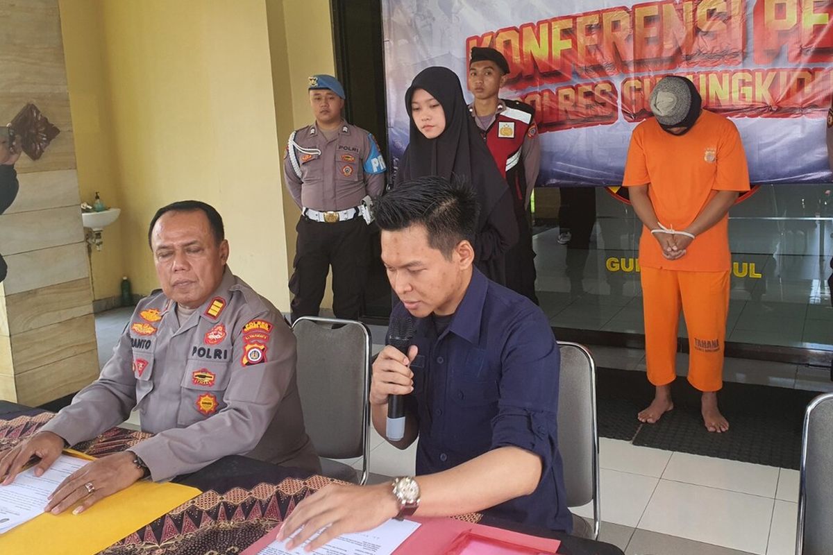 FIKTIF: Pelaku kredit fiktif sebuah koperasi RP (kaos oranye) saat dihadirkan dalam jumpa pers di Mapolres Gunungkidul, Kamis (16/1/2025)
