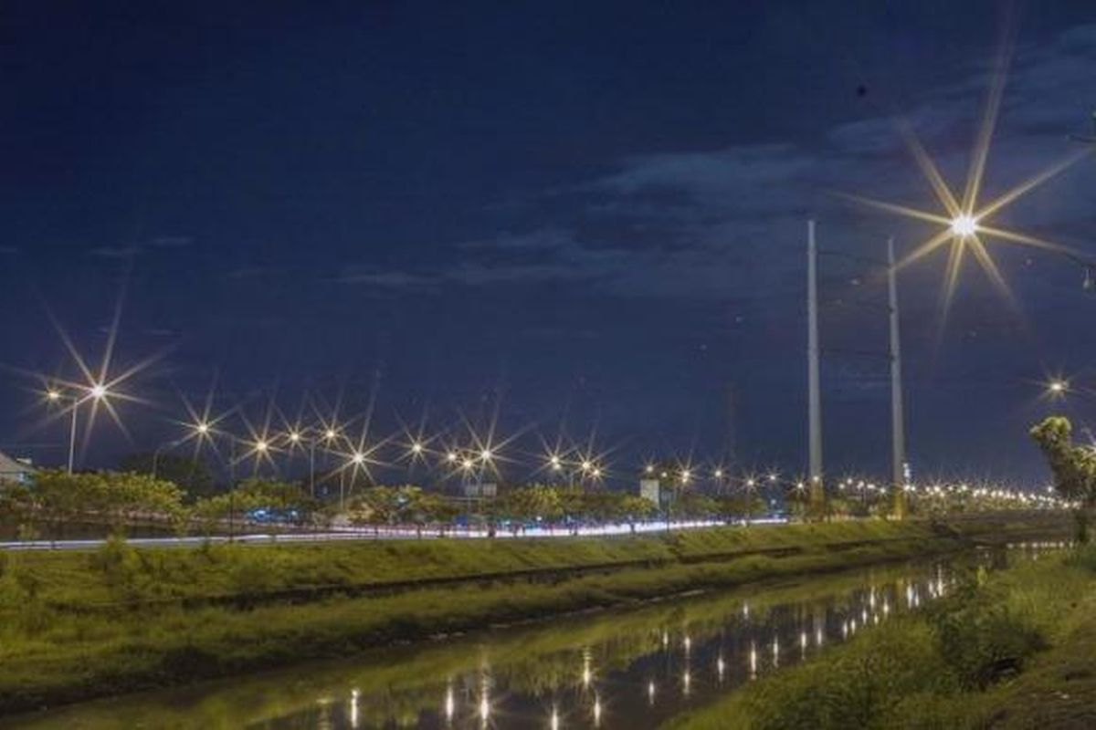 Ilustrasi: Lampu penerangan jalan menyala di sekitar menara saluran udara tegangan ekstra tinggi (sutet) 500 kilovolt milik PT Perusahaan Listrik Negara di Kanal Timur, Duren Sawit, Jakarta Timur.