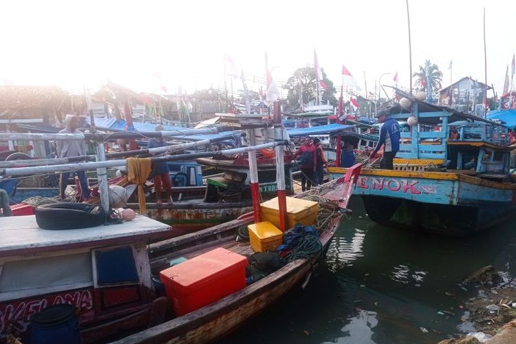 Nelayan pesisir selatan Kabupaten Lebak sejak sepekan terakhir tidak melaut akibat badai dan gelombang tinggi hingga 4 meter.