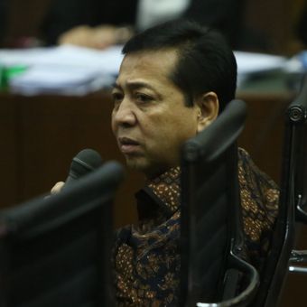 Ketua DPR Setya Novanto saat bersaksi di persidangan kasus dugaan korupsi e-KTP, di Pengadilan Tipikor Jakarta, Jumat (3/11/2017). Hari ini, Novanto hadir menjadi saksi untuk terdakwa pengusaha Andi Agustinus alias Andi Narogong