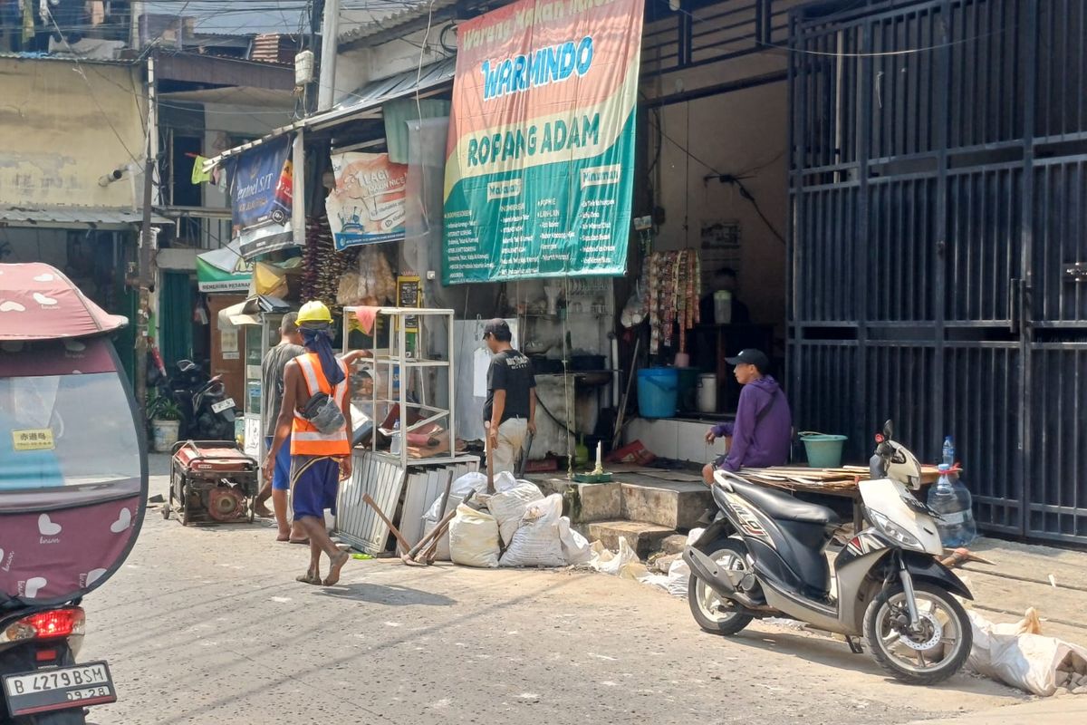 Detik-detik Warkop di Jelambar Ditabrak Mobil Saat Pegawai sedang Cuci Piring