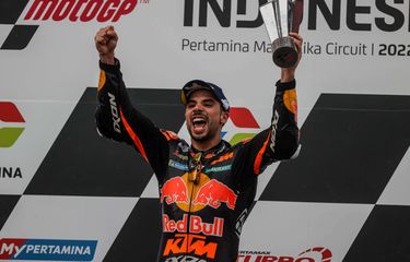 Pebalap Red Bull KTM Factory Racing asal Portugal, Miguel Oliveira menerima trophy MotoGP seri Pertamina Grand Prix of Indonesia di Pertamina Mandalika International Street Circuit, Lombok Tengah, NTB, Minggu (20/3/2022). Pembalap Red Bull KTM Factory Racing Miguel Oliveira berhasil menjadi juara pertama diikuti pembalap Monster Energy Yamaha Fabio Quartararo dan pembalap Pramac Racing Johann Zarco.