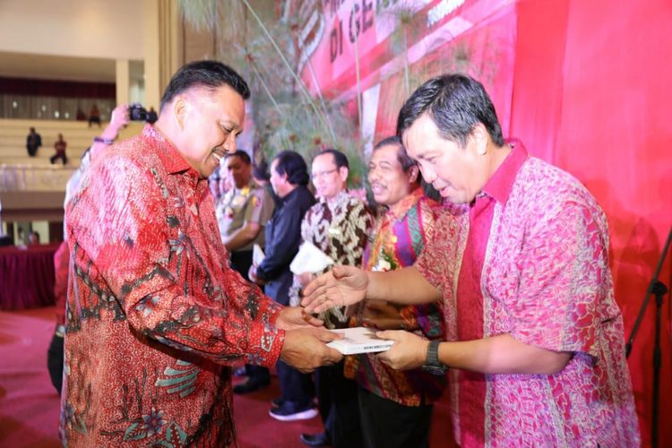 Gubernur Sulawesi Utara, Olly Dondokambey, meluncurkan buku berjudul Mengawal Indonesia di Gerbang Pasifik di Minahasa, Jumat (1/5/2018)