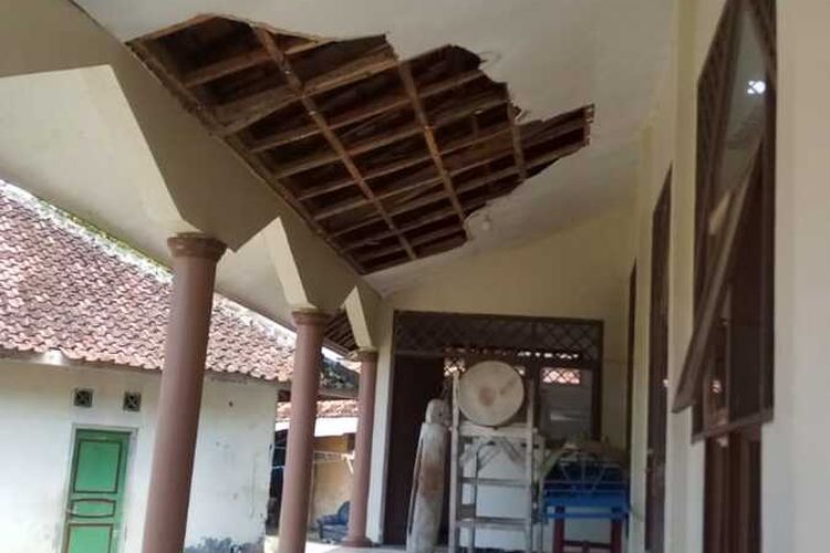 Kondisi bangunan SD di Cianjur yang rusak terdampak gempa bumi yang berpusat di Kota Sukabumi, Rabu (16/3/2022).