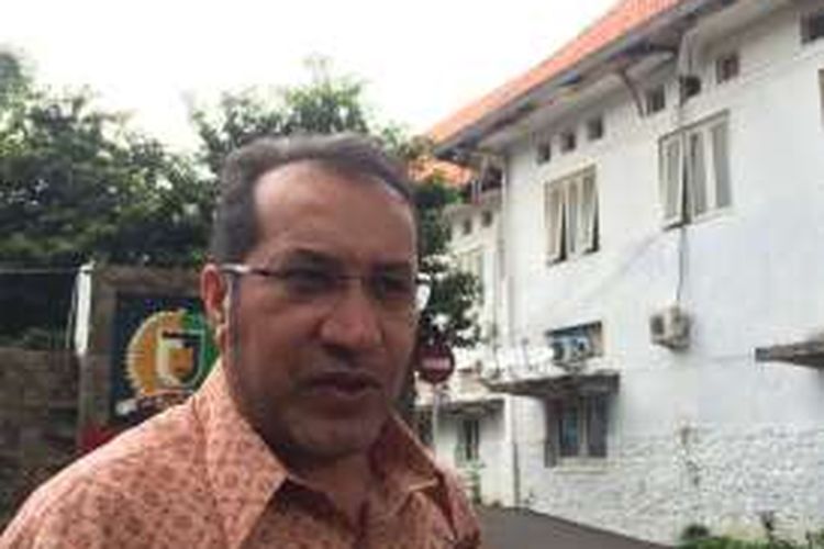 Pengacara mantan Ketua DPD RI Irman Gusman, Tommy Singh ditemui di depan Rutan Polisi Militer Komando Daerah Militer V/Jayakarta (Kodam Jaya), Jakarta, Kamis (22/9/2016).