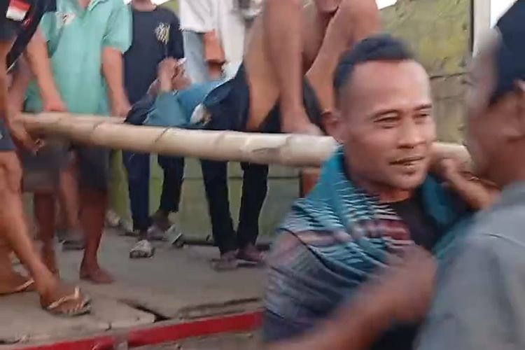 Viral Evakuasi Lansia Sakit Pakai Truk, Kades Akui Desa Belum Punya Ambulans