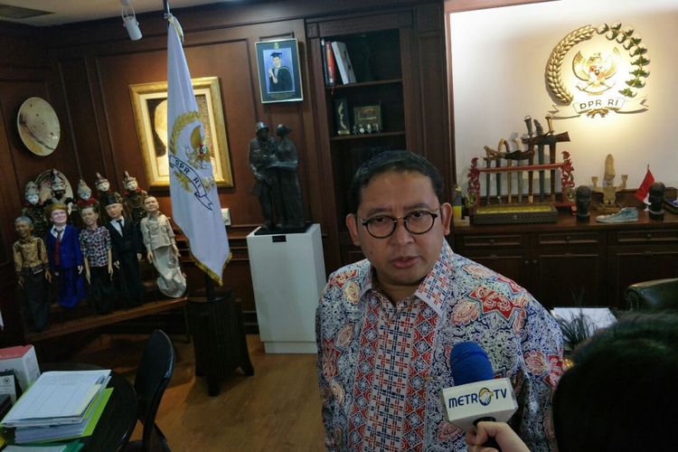Wakil Ketua DPR Fadli Zon di ruang kerjanya di Kompleks Parlemen, Senayan, Selasa (26/2/2019). 