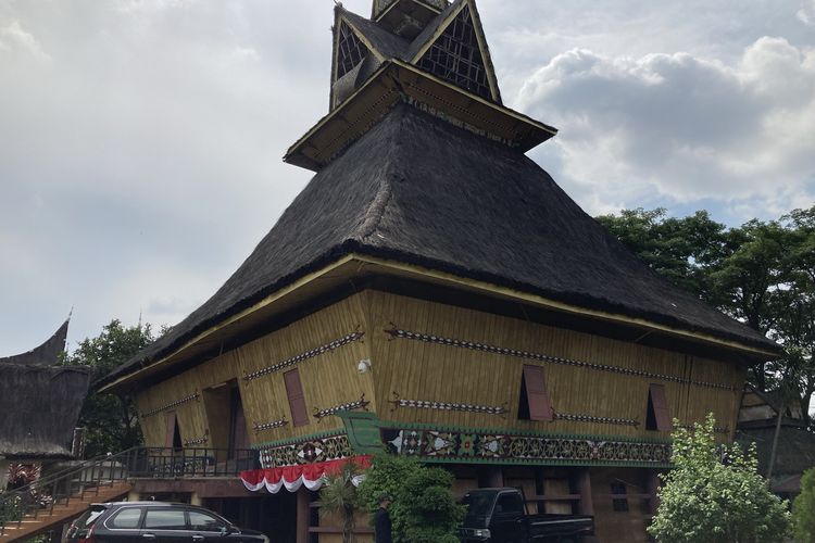 Rumah adat Batak Karo atau Siwaluh Jabu di Anjungan Sumatera Utara, Taman Mini Indonesia Indah, Jakarta, Senin (13/9/2021).