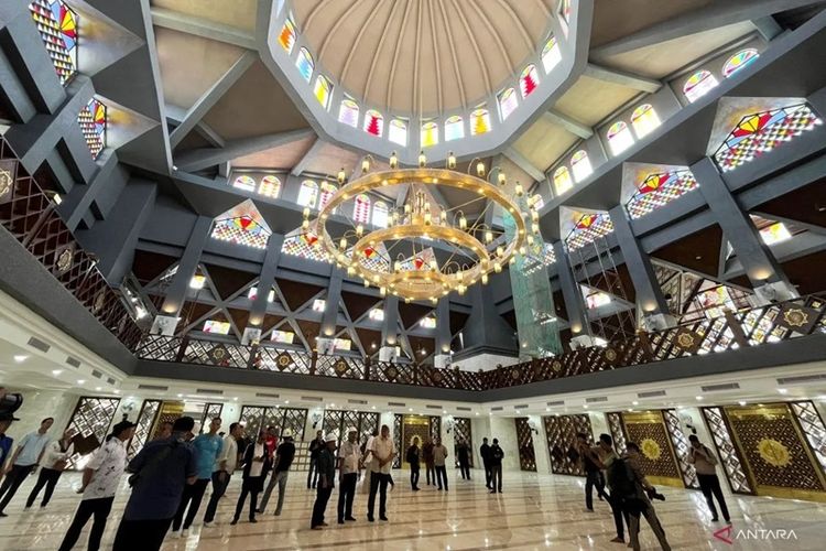 Bupati Bogor Rudy Susmanto meninjau pembangunan Masjid Nurul Wathon di Pakansari, Cibinong, Kabupaten Bogor, Jawa Barat, Kamis (25/12/2025). 