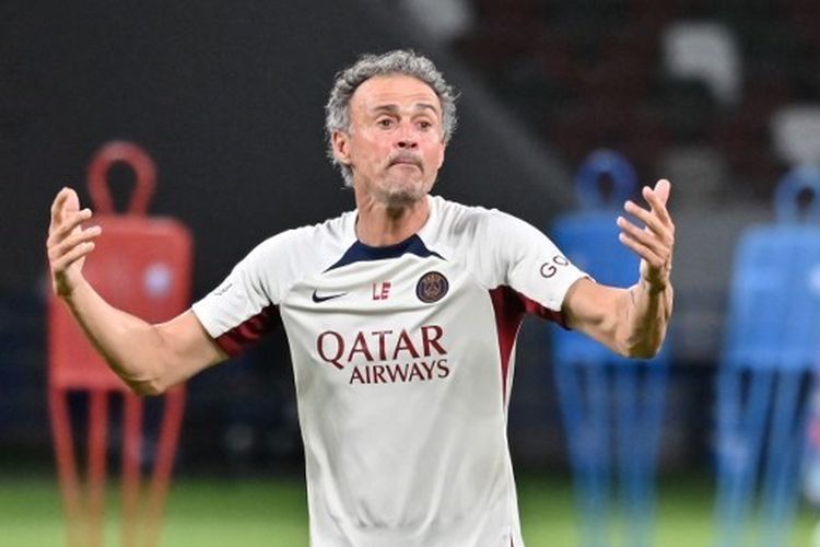 Gestur pelatih kepala PSG, Luis Enrique, saat sesi latihan sehari sebelum pertandingan melawan Inter Milan di National Stadium, Tokyo, pada 31 Juli 2023. (Photo by Richard A. Brooks / AFP)