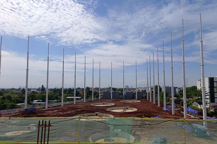 Penampakan lapangan driving Topgolf Jakarta pada acara topping off atau penempatan balok tertinggi di konstruksi bangunan yang terletak di bilangan Cilandak, Jakarta Selatan, pada Selasa (9/1/2024) siang WIB.