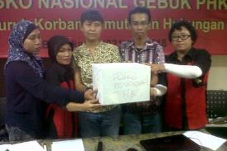 Gerakan Buruh Korban Pemutusan Hubungan Kerja (GEBUK PHK) meluncurkan posko pengaduan Tunjangan Hari Raya (THR) dan lawan PHK di gedung Yayasan Lembaga Bantuan Hukum Indonesia (YLBHI), Jakarta.