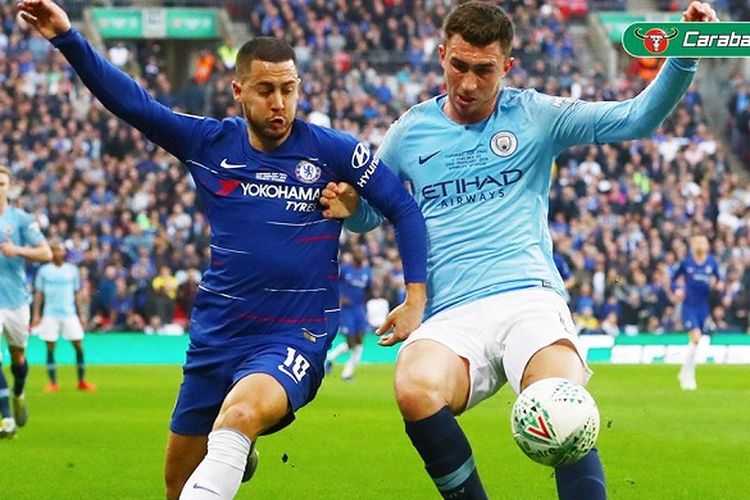 Eden Hazard dan Aymeric Laporte memperebutkan bola pada babak final Piala Liga Inggris yang digelar di Stadion Wembley, Minggu (24/2/2019).