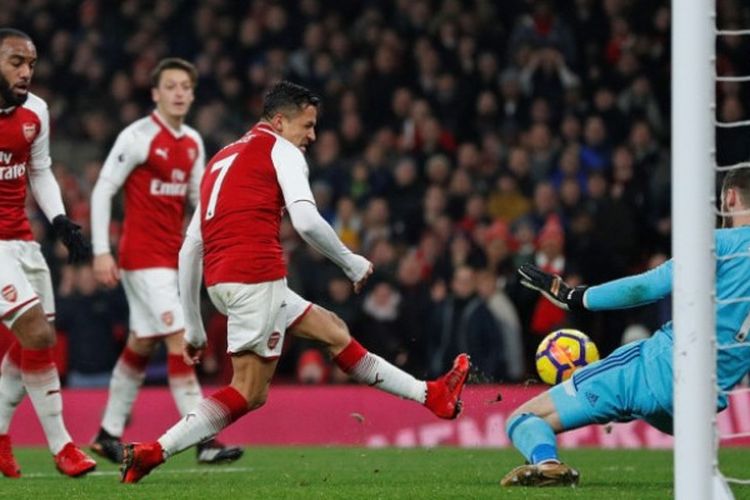 Kiper Manchester United, David De Gea (kanan), menepis tendangan pemain Arsenal, Alexis Sanchez (tengah), dalam laga Liga Inggris di Stadion Emirates, London, pada 2 Desember 2017.