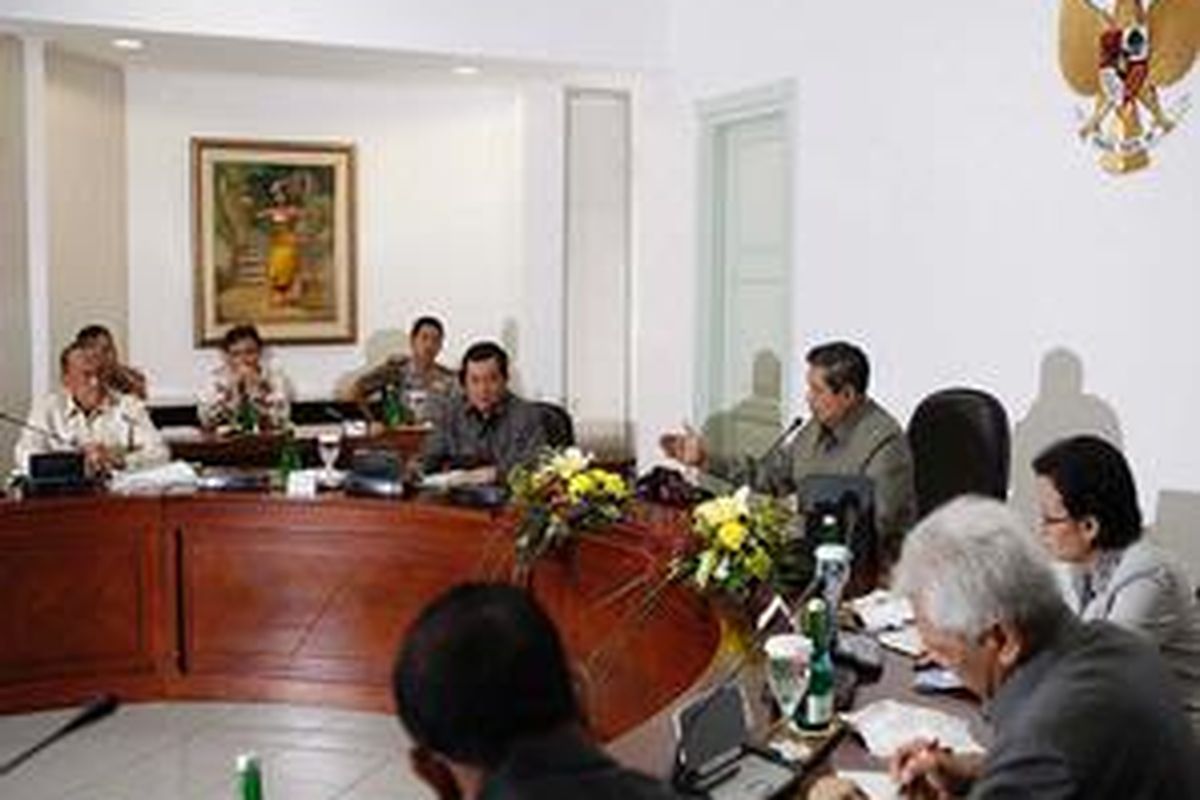 Presiden saat memberikan pengantar di dalam rapat terbatas di Kantor Presiden, komplek Istana Jakarta, Selasa (28/9). 