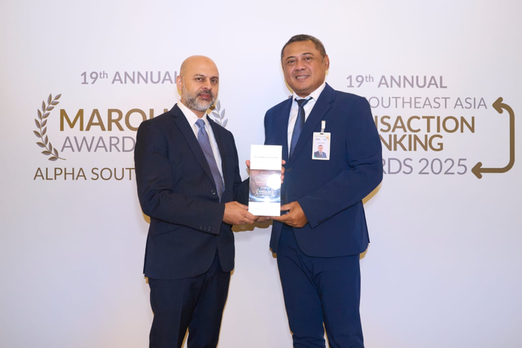 Direktur Treasury & International Banking BSI Firman Nugraha (kanan) menerima penghargaan The Best Islamic Custodian Bank dalam ajang 19th Annual Transaction Banking Awards 2025 di Singapura sebagai bentuk pengakuan internasional atas kinerja positif layanan kustodian perseroan yang kini mengelola aset lebih dari Rp 128 triliun. 