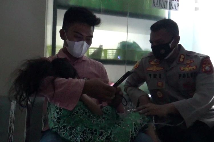 Kapolres Gowa, Sulawesi Selatan tengah membesuk AP (6) bocah perempuan yang menjadi korban ritual pesugihan kedua orangtuanya. Sabtu, (4/9/2021).
