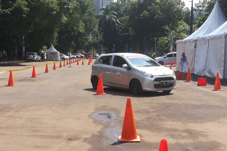 Praktek tata cara mengemudi yang diikuti para sopir angkutan di Lapangan Parkir Timur Senayan, Jakarta, Minggu (25/2/2018). Pelatihan ini merupakan program Direktorat Jenderal Perhubungan Darat Kemenhub yang melibatkan para instruktur dari Indonesia Safety Driving Center. 