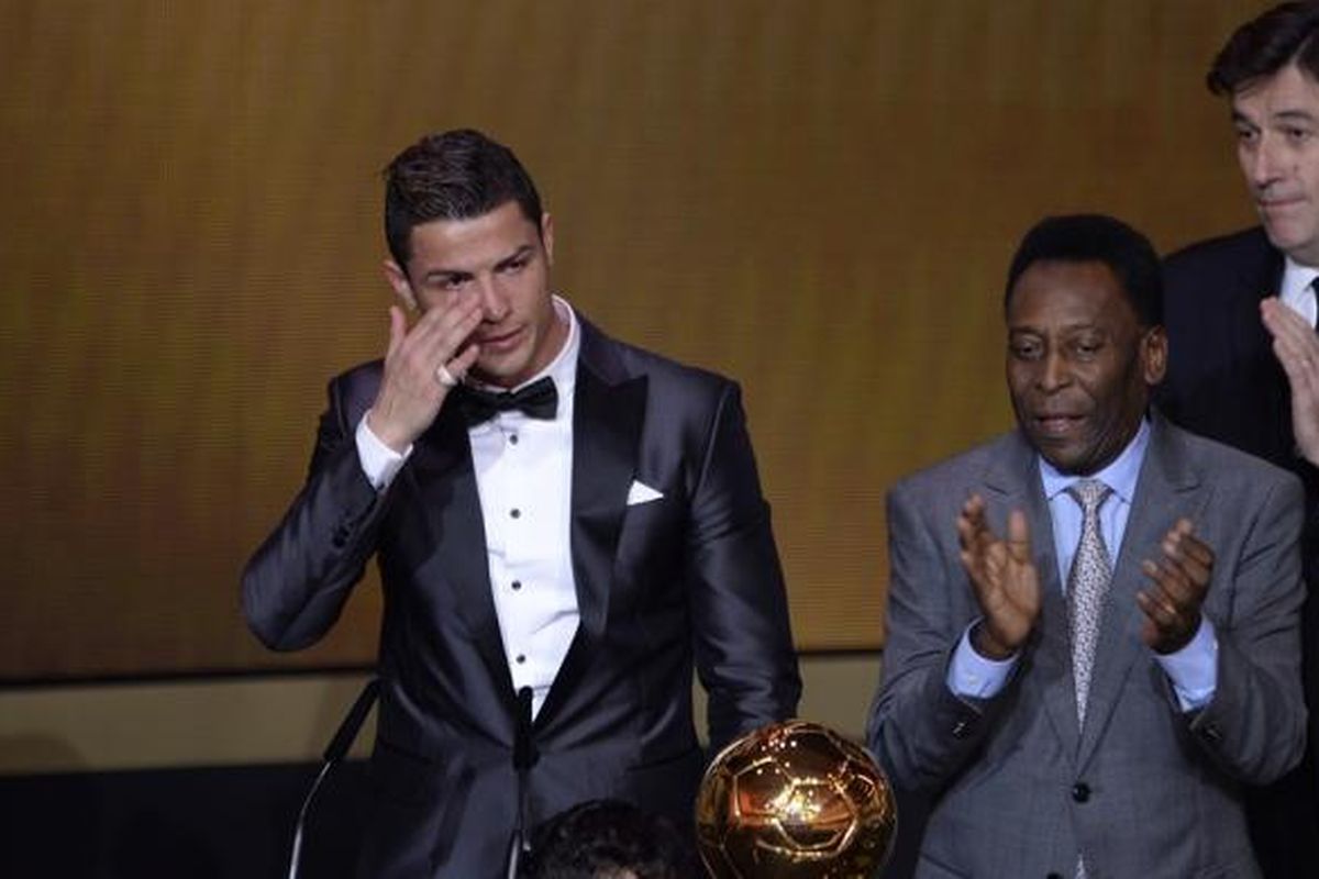 Gelandang Real Madrid, Cristiano Ronado, terlihat menitikan air matanya saat menerima penghargaan FIFA Ballon dOr 2013 di Zurich, Swiss, Senin (13/1/2014). 
