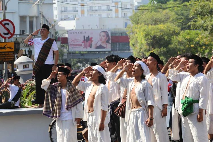 Perrtunjukan Drama Musikal Sejarah Berkibarlah Benderaku ang digelar oleh Pemerintah Kota (Pemkot) Surabaya, di sepanjang Jalan Tunjungan, Surabaya, Minggu (18/9/2022).