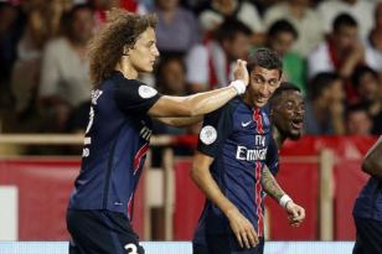 David Luiz bercanda dengan Angel Di Maria saat PSG menang 3-0 di kandang Monaco, Minggu (30/8/2015). 