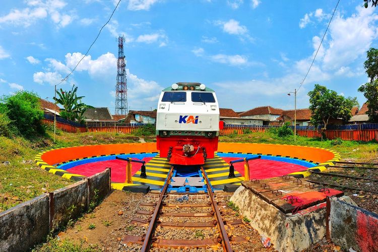 Spoor Putar, Jejak Teknologi Belanda yang Masih Bertahan di Jember, Lokomotif Diputar Manual