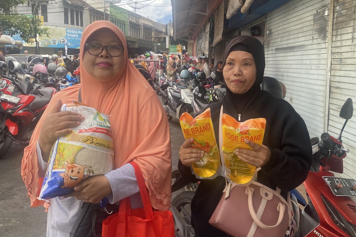 Senyum Erni Rustini 59 tahun (kanan) bersama temannya setelah mendapatkan paket sembako murah di Kantor Pos Kota Sukabumi, Selasa (18/3/2025).