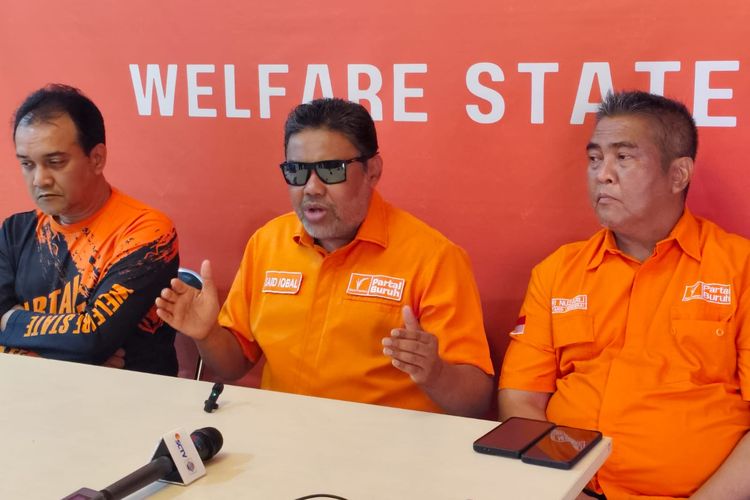 Ketua Umum Partai Buruh, Said Iqbal saat konferensi pers di Posko Partai Buruh, Tebet, Jakarta Selatan, Sabtu (30/8/2025).