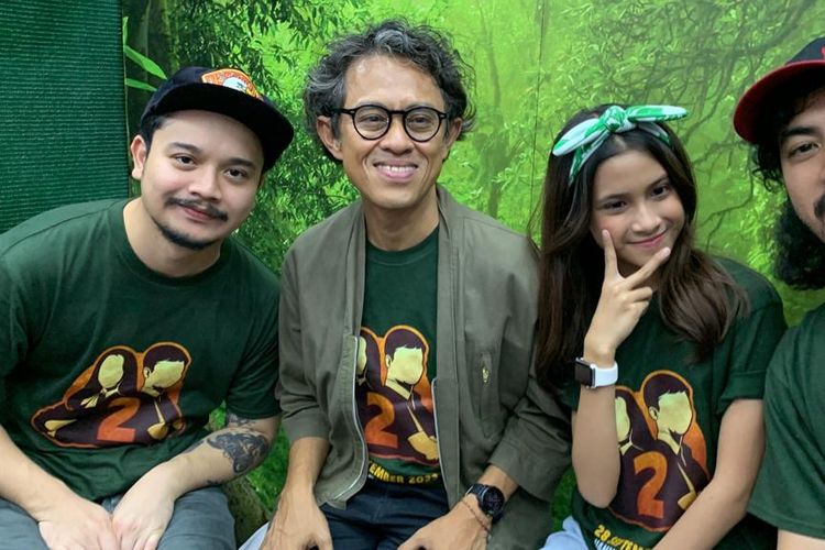 Sutradara Riri Riza dan para pemain film Petualangan Sherina 2 dalam konferensi pers di kawasan Kemayoran, Jakarta Pusat, Selasa (11/7/2023). 