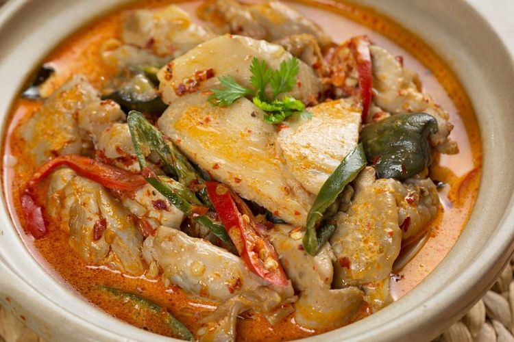 Ayam kari merah kuah di CJ Tom Yum. 