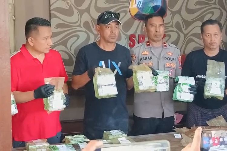 Dirreskoba Polda Jatim dan BNNP Jatim saat merilis narkoba di Polsek Masalembu, Sumenep. 