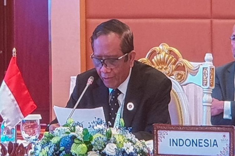 Menteri Koordinator Bidang Politik, Hukum, dan Keamanan (Menko Polhukam) Mahfud MD ketika memimpin delegasi Indonesia pada Pertemuan ke-25 Dewan Masyarakat Politik dan Keamanan ASEAN (APSC Council), di Phnom Penh, Kamboja, Kamis (10/11/2022).