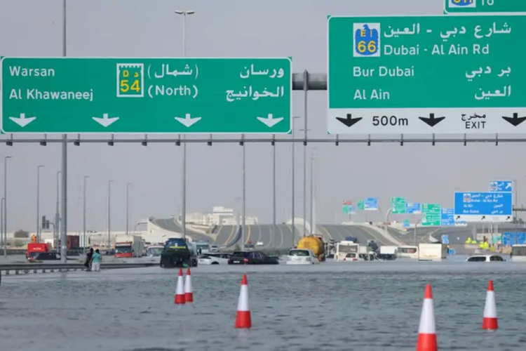 Jalanan di Dubai tergenang banjir saat Uni Emirat Arab mengalami curah hujan terbesar dalam 75 tahun, pada 17 April 2024.