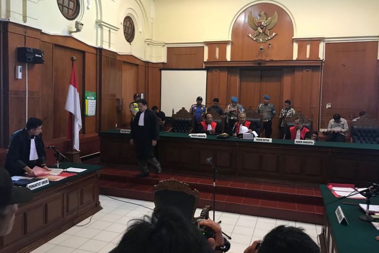 Sidang perkara ujaran kebencian dengan terdakwa Alfian Tanjung di PN Surabaya.