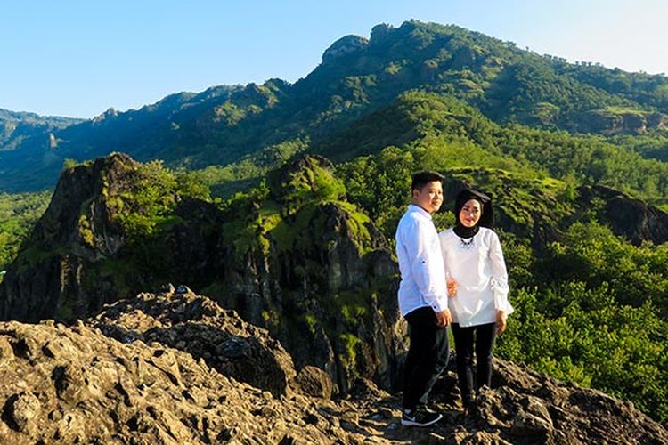 Sejoli sedang melakukan sesi foto Prewedding di Puncak Gunung Sepikul