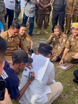 Gubernur Agustiar Sabran menerima aspirasi mahasiswa, dalam aksi yang digelar oleh Aliansi Mahasiswa Anak Buruh Jilid II di depan Kantor Gubernur Kalteng, Senin (11/5/2026).
