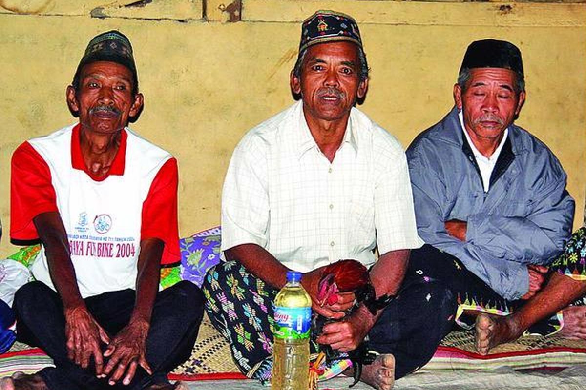 Di lingkungan warga Kolang atau Manggarai umumnya, tradisi kepok manuk dan  tuak masih bertahan.  Ini merupakan simbol penyambutan tamu secara adat, sebagaimana masih berlaku di Wetik, Manggarai Barat, Nusa Tenggara Timur, Mei lalu.