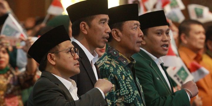 Presiden Joko Widodo (kedua kiri) bersama Ketua Umum Partai Kebangkitan Bangsa (PKB) Muhaimin Iskandar (kiri), Menko Polhukam Wiranto (kedua kanan) dan Sekjen PKB Abdul Kadir Karding (kanan) menghadiri Harlah ke-20 PKB di Hotel Sahid, Jakarta, Minggu (22/7/2018). Acara tersebut dihadiri juga oleh sejumlah pimpinan partai politik dan menteri Kabinet Kerja. 
