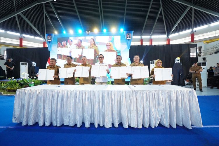 Acara penandatanganan nota kesepahaman (MoU) bersama antara KemenP2MI dengan Pemerintah Provinsi (Pemprov) Sulawesi Tengah (Sulteng) dan lima kabupaten/kota di Negeri Seribu Megalit, yakni Sigi, Donggala, Parigi Moutong, Poso dan Palu di Gelora Bumi Kaktus (GBK), Palu, Sulteng, Selasa (10/6/2025).