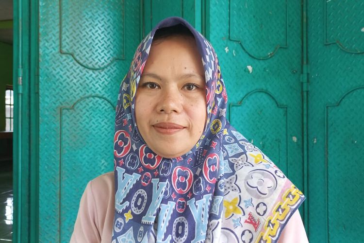 Menjadi ibu rumah tangga tak menghalangi Erni Susana (37) untuk meraih kesuksesan berbisnis. Sambil mengurus dua anaknya, Erni membuka kedai di rumahnya dengan menyediakan jajanan khas Bandung, Jawa Barat seperti seblak, bakso aci, chuanki batagor dan lain sebagainya.